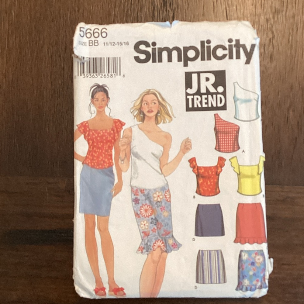 Simplicity Women's Sewing Patterns Collection - image 4